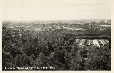 10971 Panorama van het bosgebied en het dorp Leersum vanaf de Donderberg uit het noordwesten.